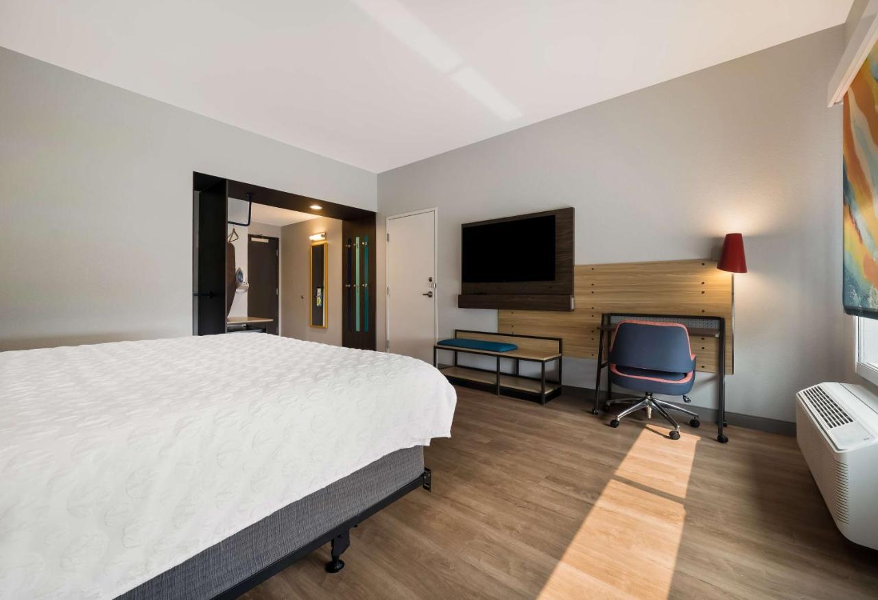 Отель Tru By Hilton Novi Detroit Экстерьер фото